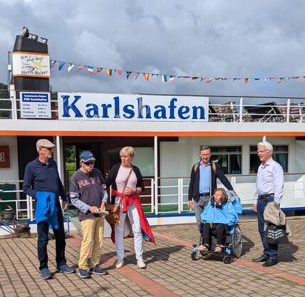 Mitglieder vom Sponsor Rotary Club mit zwei Teilnehmern der Lebenshilfe